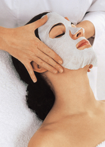 Eine Gesichtsbehandlung mit Maske und Massage